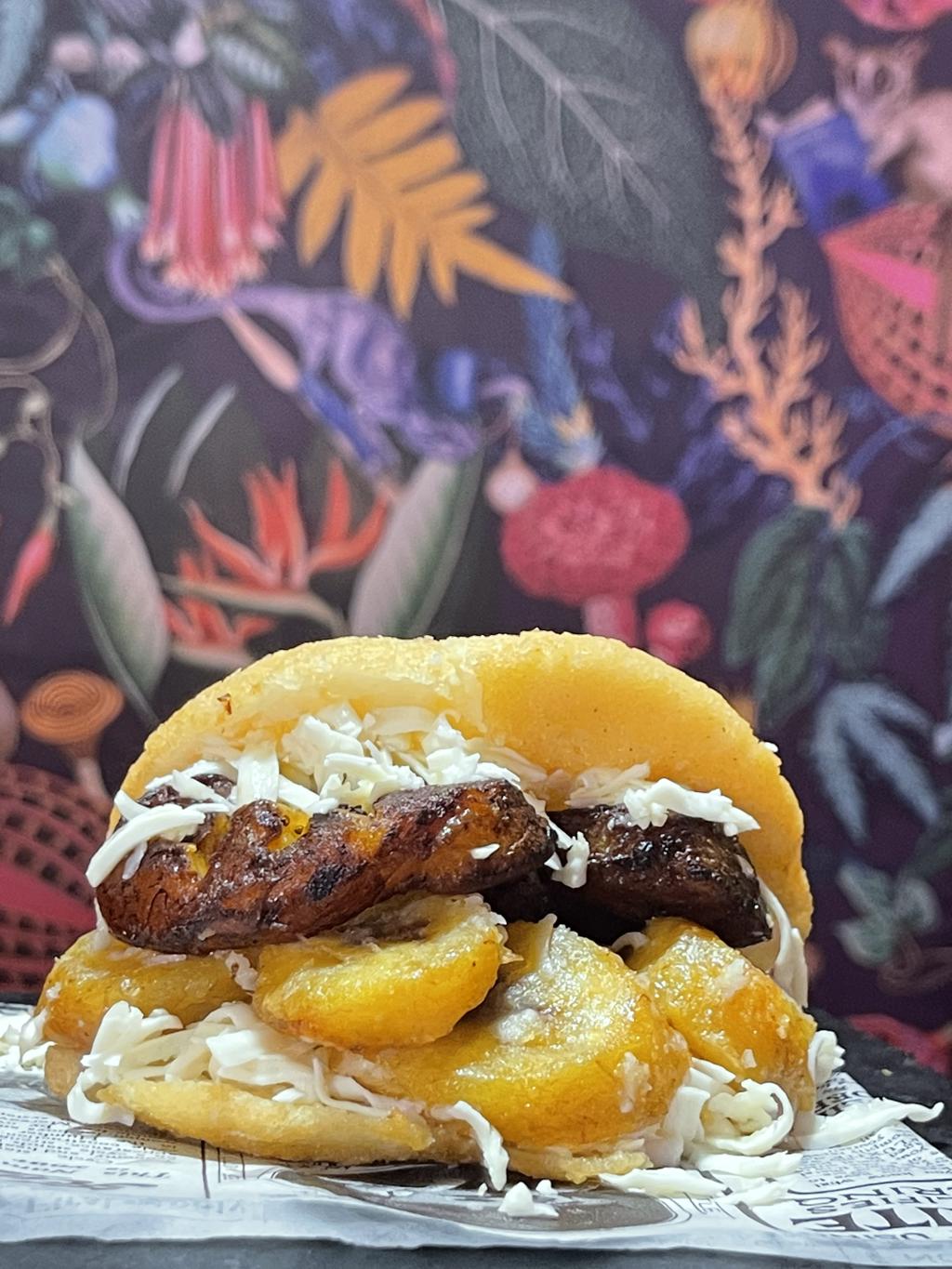 AREPA DE PLÁTANO FRITO Y QUESO 