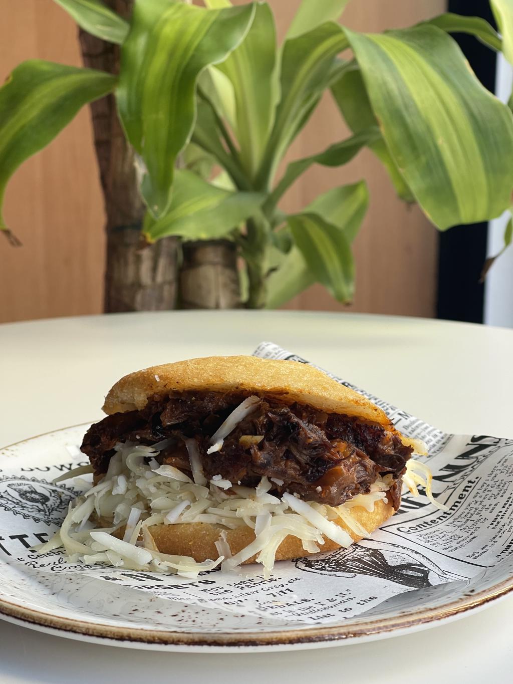 AREPA DE CARNE MECHADA 