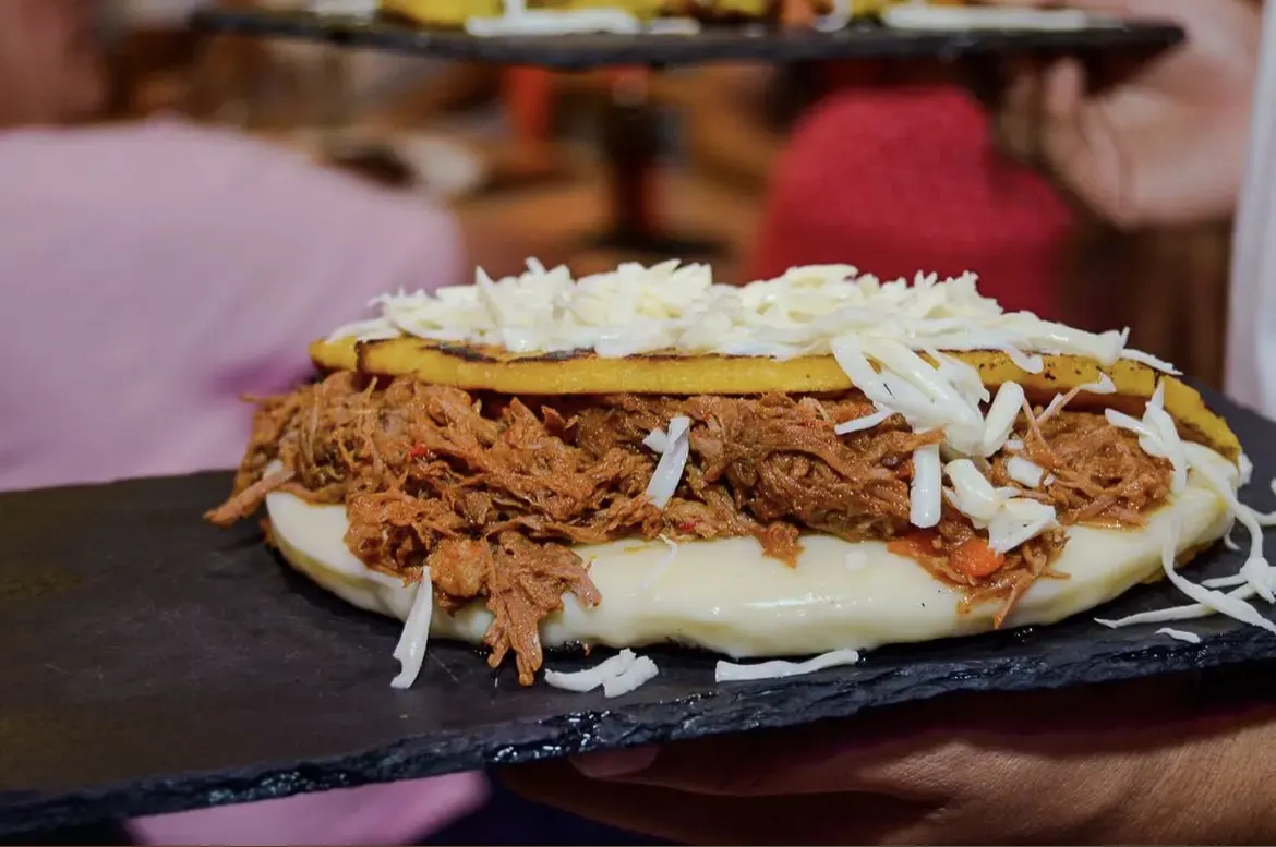 CACHAPA DE QUESO Y MECHADA