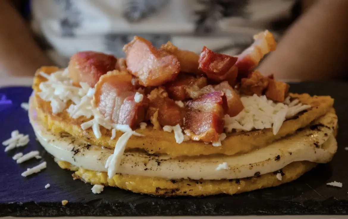 CACHAPA DE QUESO Y CHICHARRÓN 
